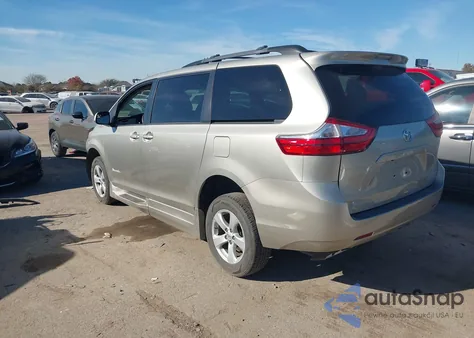 2015 Toyota Sienna Le 8 Passenger z USA, uszkodzony, nr VIN 5TDKK3DC6FS663698